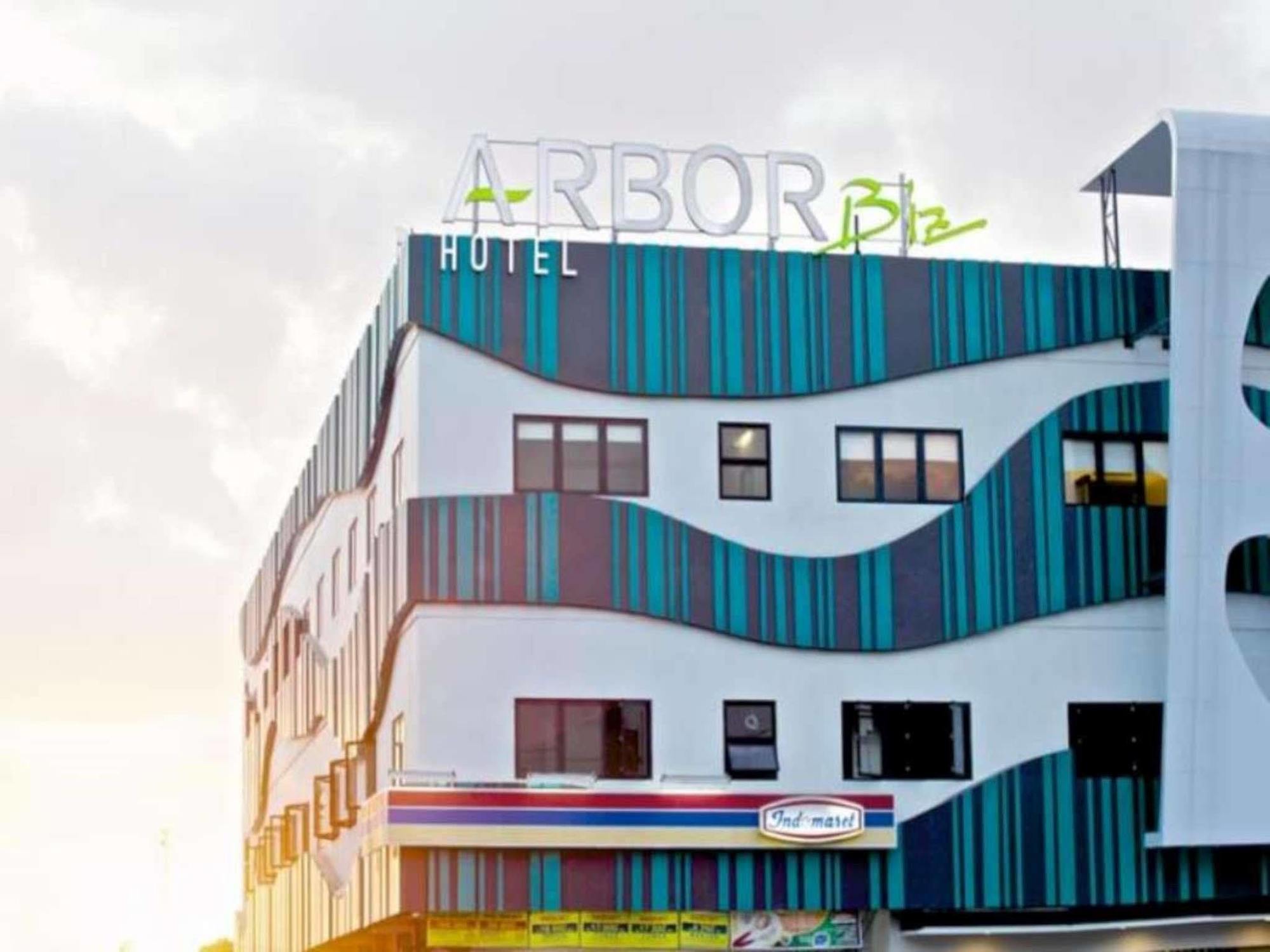 Arbor Biz Hotel Macasar Exterior foto